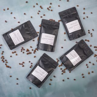 Od slaného karamelu po belgické pralinky – objev pět malých dobrodružství v každém šálku. 😋💛 Dárkový set aromatizované...