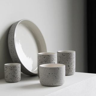 Když se spojí dobrá káva a stylový hrnek, vznikne dokonalá chvilka radosti 🤍🌿. Designové kousky od Archive Studio zaujmou...