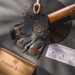Dárkový set skvělého kampotského pepře a mlýnku z akáciového dřeva od značky Pepper & Co. s garancí dodání do Vánoc. 🎄🎁